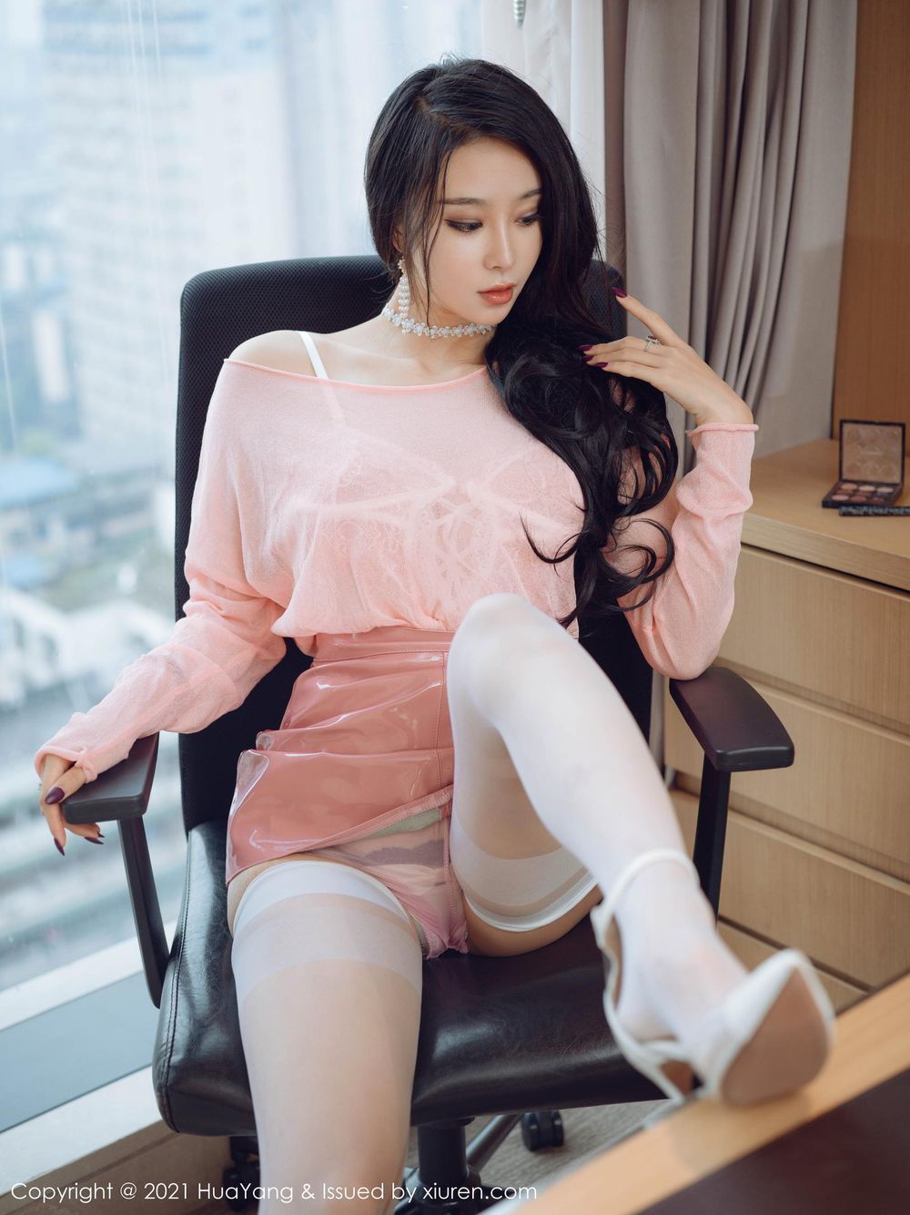 美女模特蓝夏Akasha - 粉色服饰+丝袜系列写真