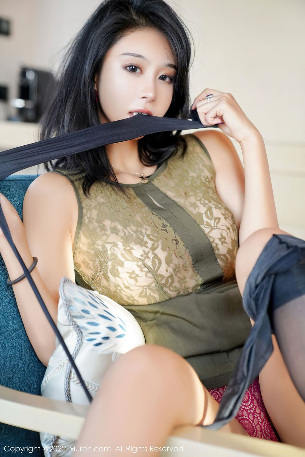 美女模特蓝夏Akasha - 灰绿色上衣+短裙套装写真