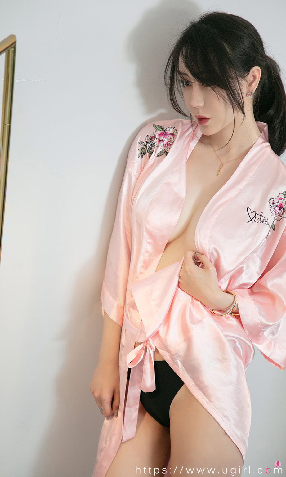 新人嫩模欣凌 - 女王气质樱雪微甜主题套图