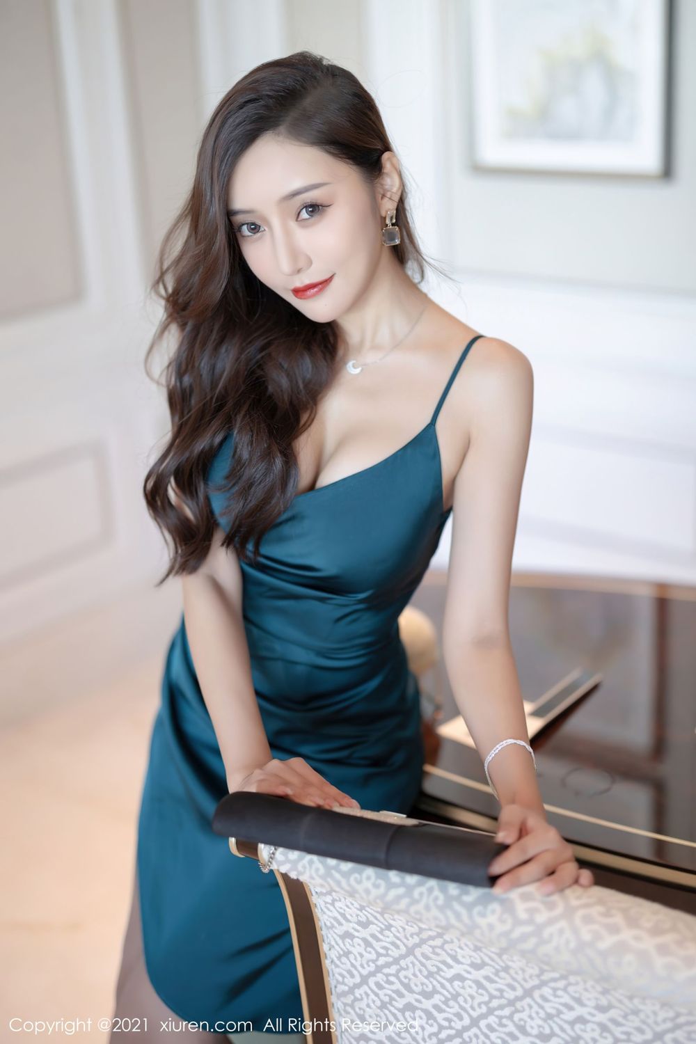 性感女神王馨瑶yanni - 典雅吊裙+丝袜系列深圳旅拍