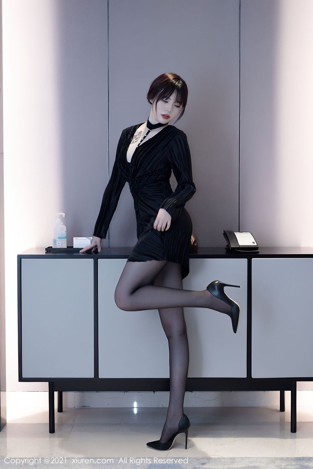 美女模特Arude薇薇 - 黑色短裙+黑丝系列写真