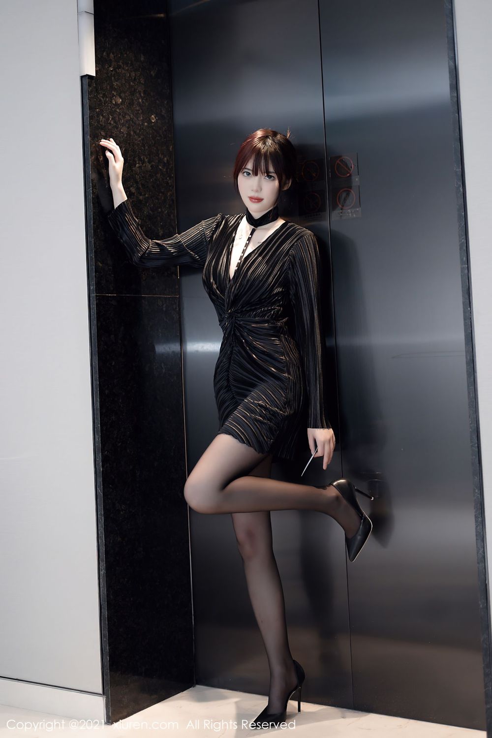 美女模特Arude薇薇 - 黑色短裙+黑丝系列写真