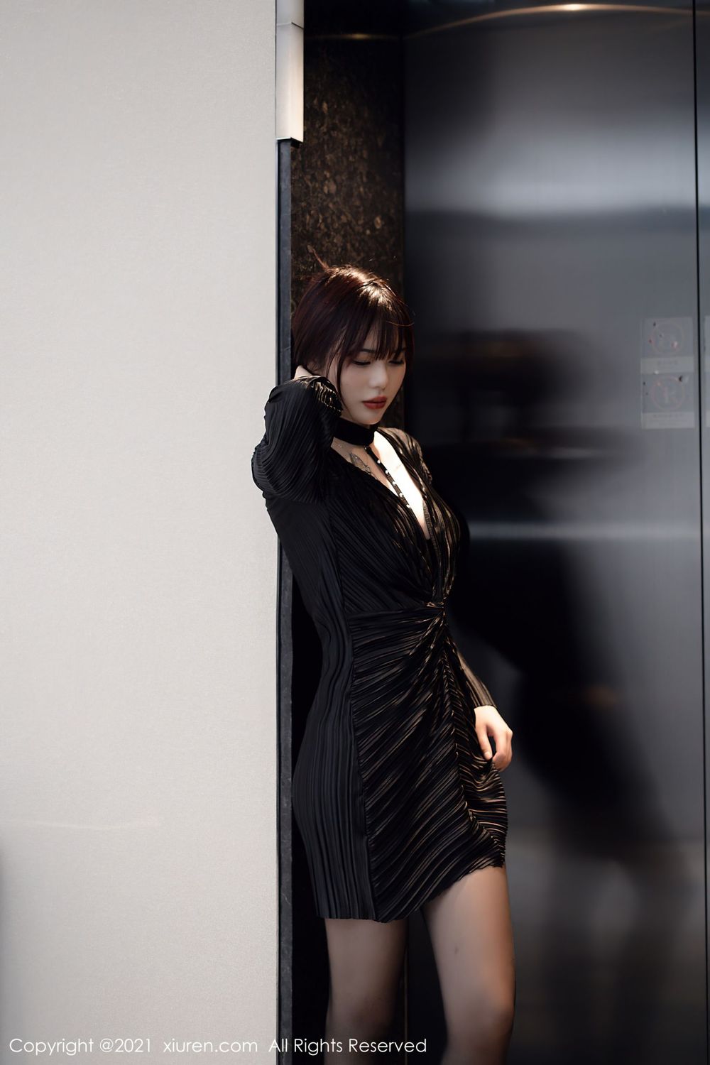 美女模特Arude薇薇 - 黑色短裙+黑丝系列写真