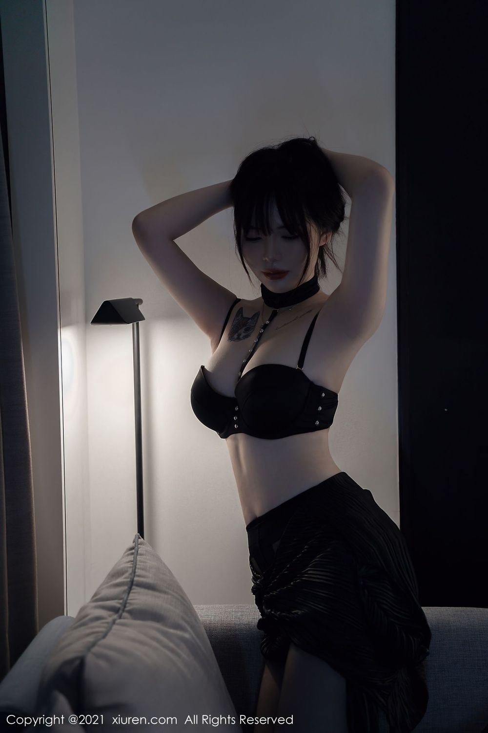 美女模特Arude薇薇 - 黑色短裙+黑丝系列写真