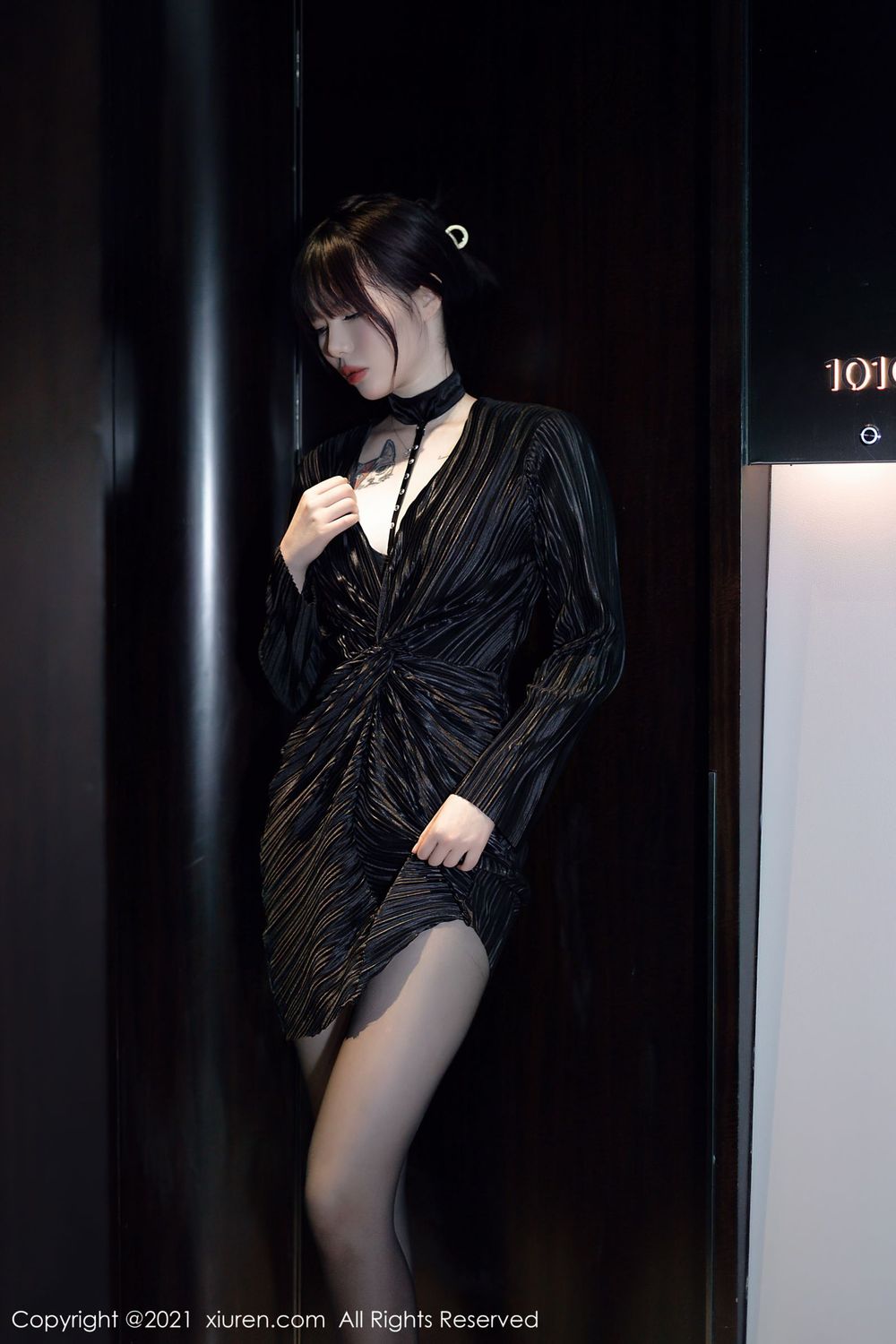 美女模特Arude薇薇 - 黑色短裙+黑丝系列写真