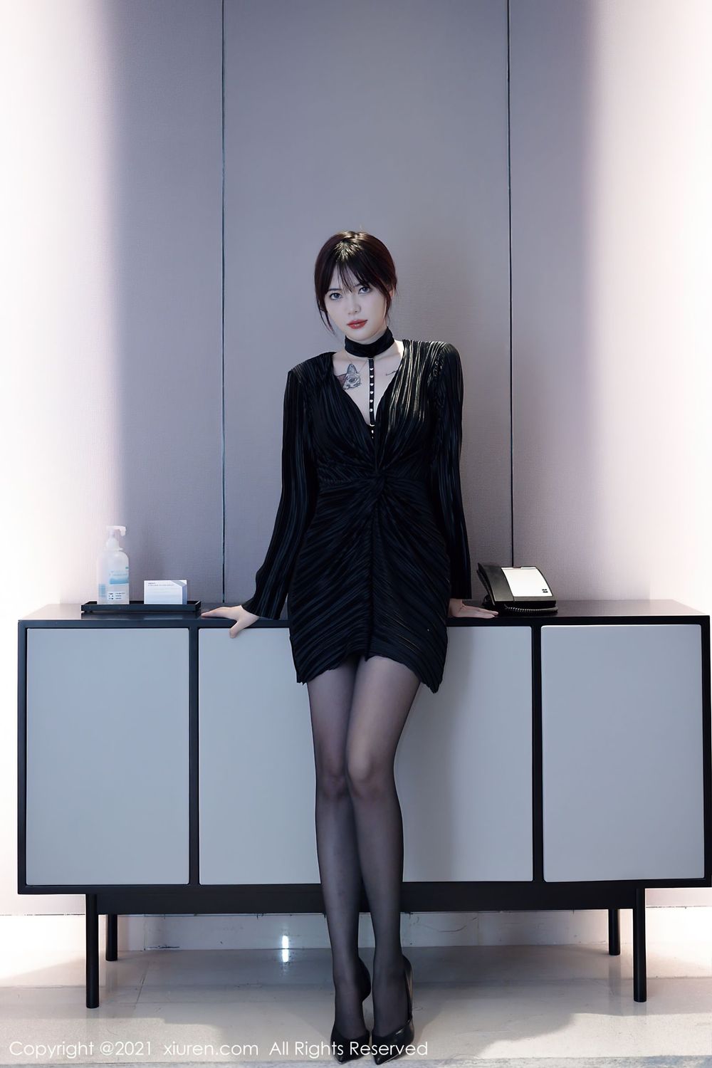 美女模特Arude薇薇 - 黑色短裙+黑丝系列写真
