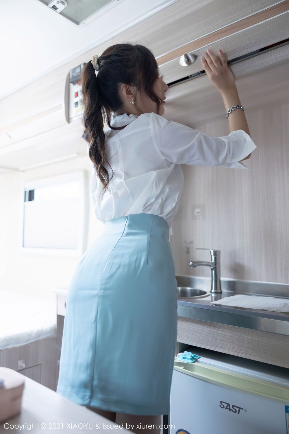 性感女神王馨瑶yanni - OL着装+丝袜系列写真