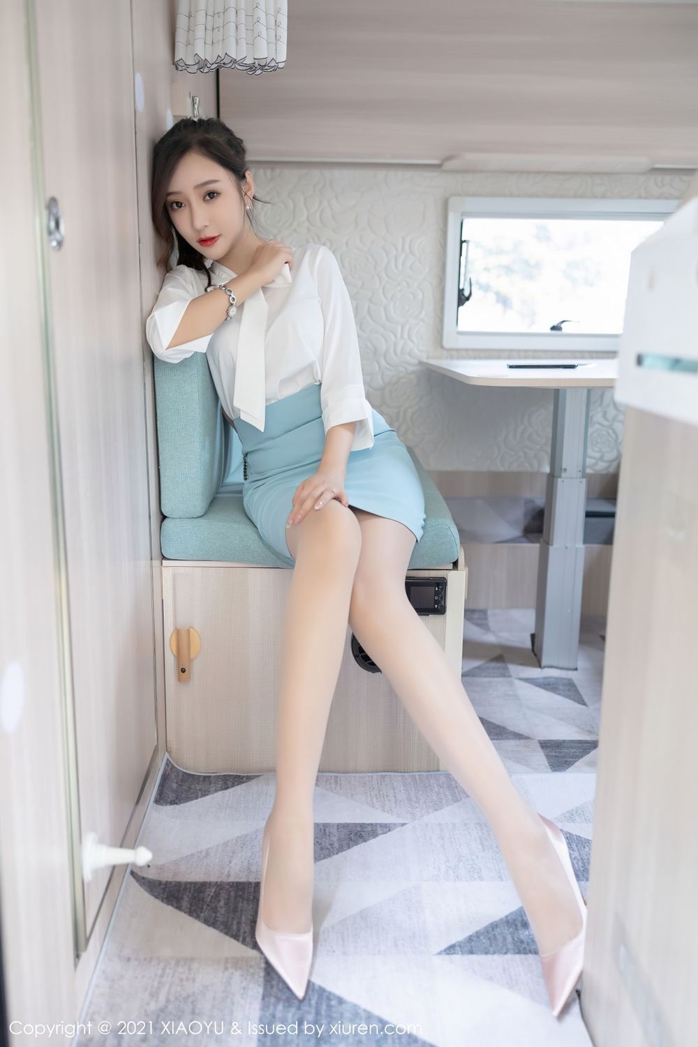 性感女神王馨瑶yanni - OL着装+丝袜系列写真