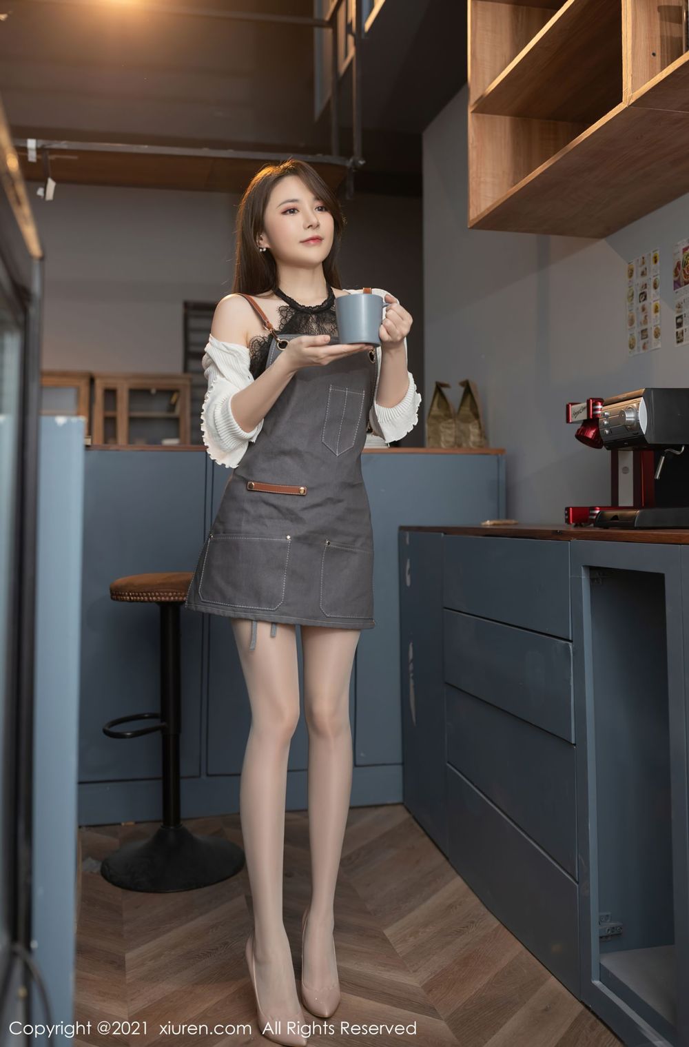 美女模特鱼子酱Fish - 寂寞旅人咖啡馆服务员主题写真