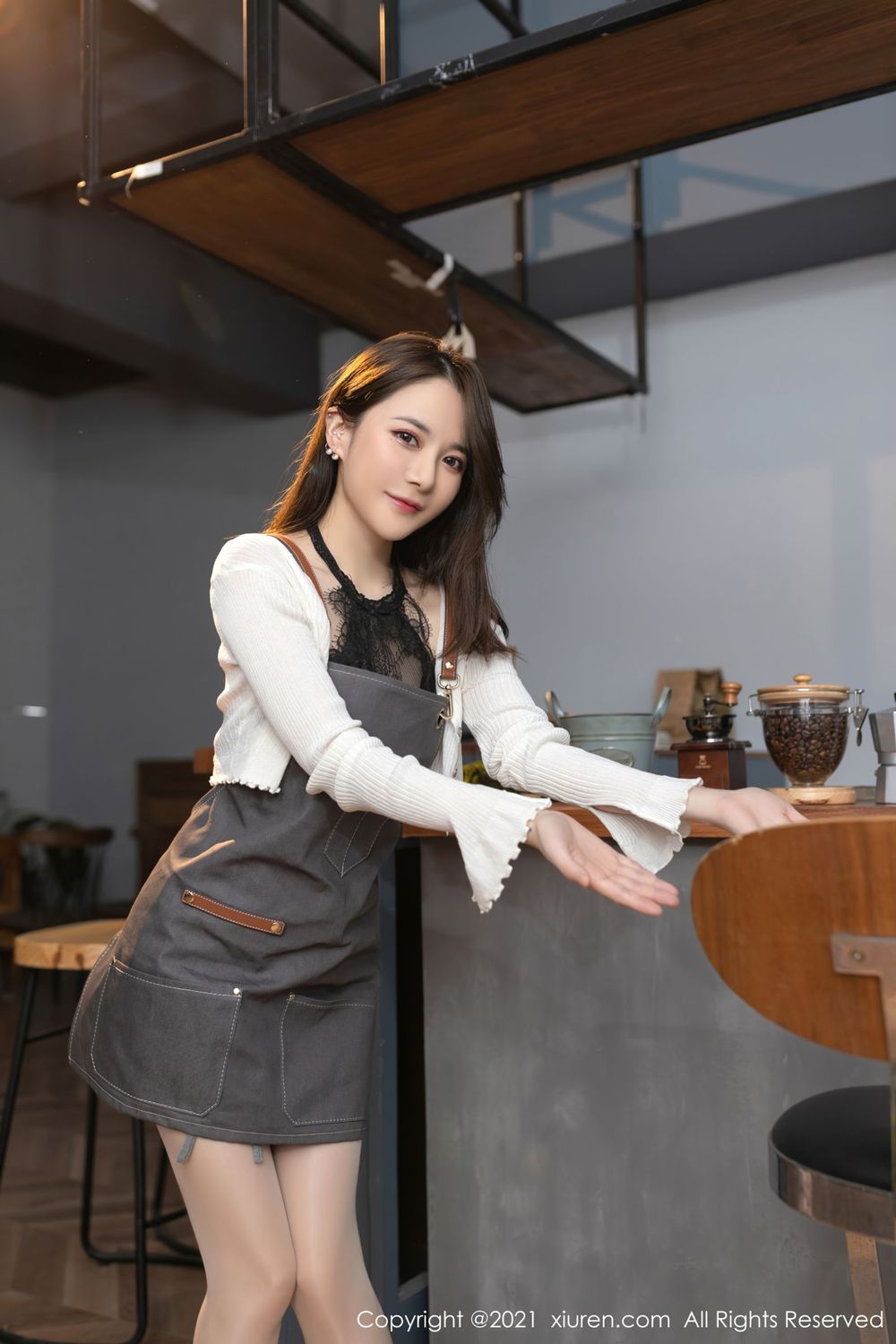 美女模特鱼子酱Fish - 寂寞旅人咖啡馆服务员主题写真