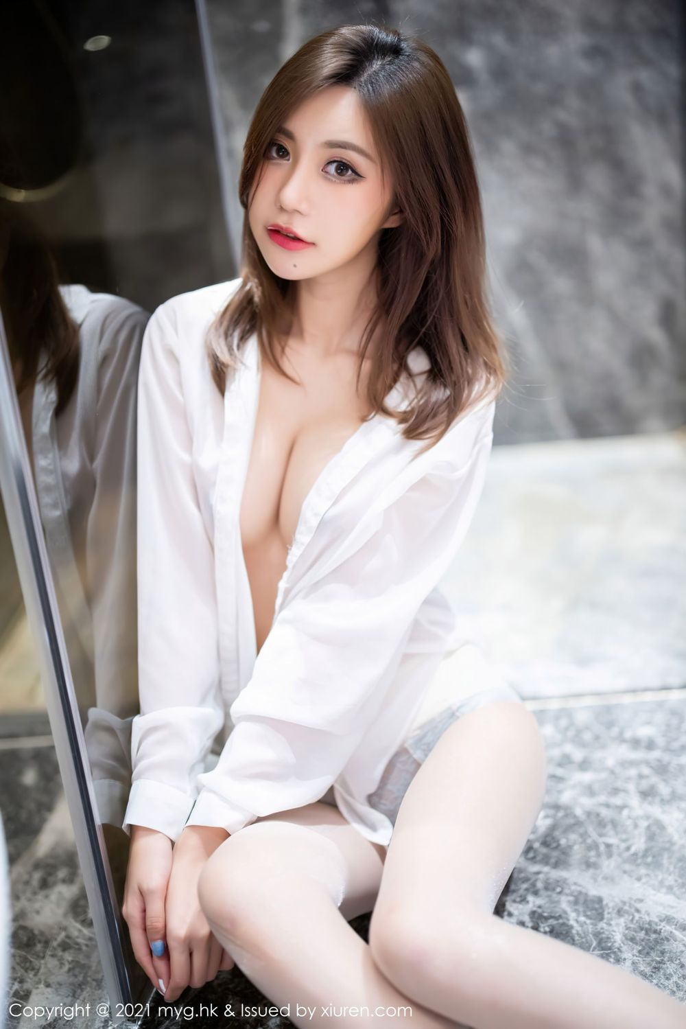 性感女神绮里嘉Carina - 白衬衫+绿皮裙OL杭州旅拍