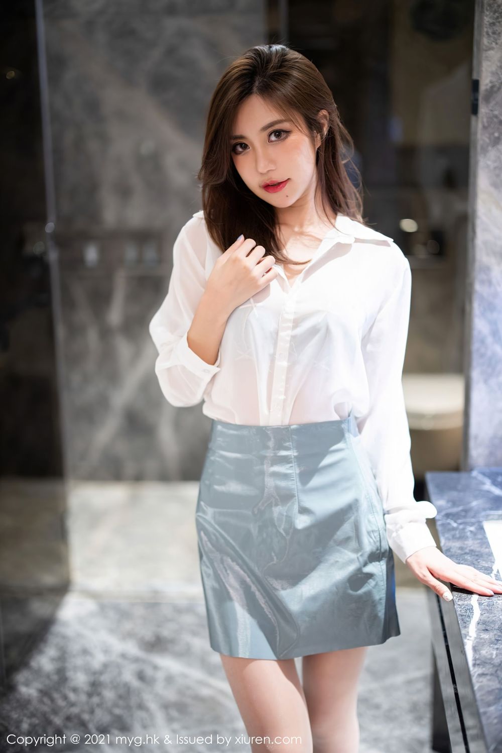 性感女神绮里嘉Carina - 白衬衫+绿皮裙OL杭州旅拍