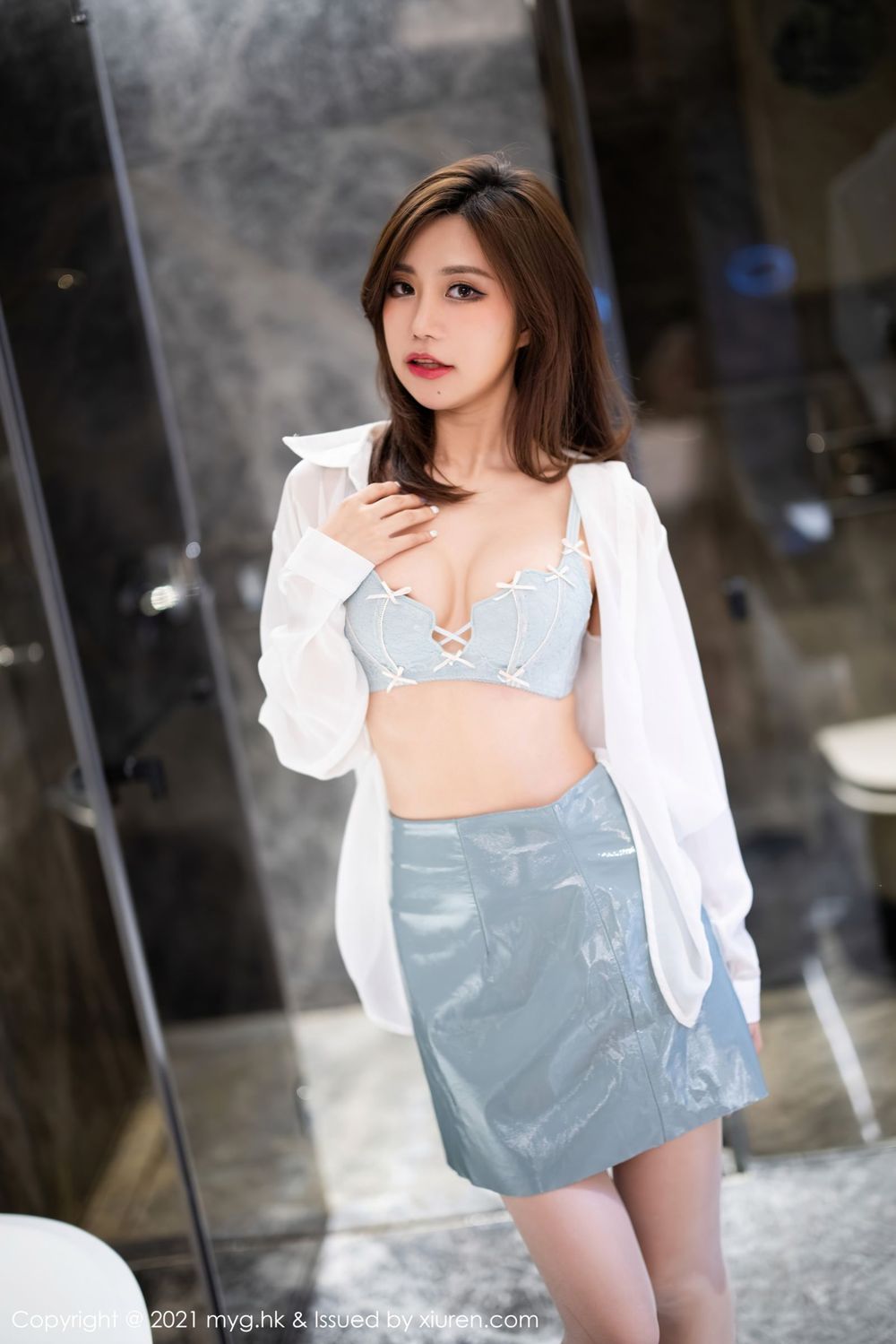 性感女神绮里嘉Carina - 白衬衫+绿皮裙OL杭州旅拍
