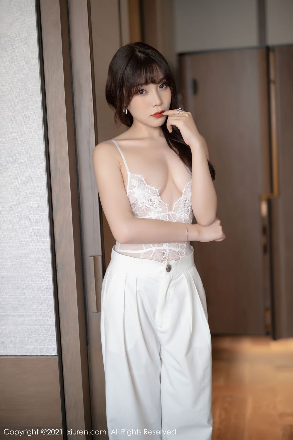 性感女神芝芝Booty - 镂空吊带+丝袜系列写真