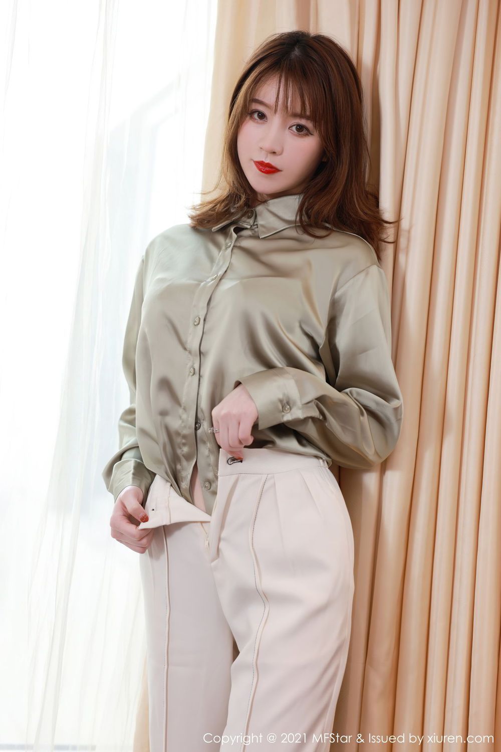 美女模特yoo优优 - 职场西装+豹纹系列写真