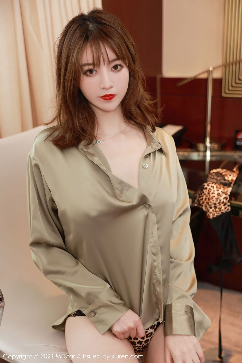美女模特yoo优优 - 职场西装+豹纹系列写真