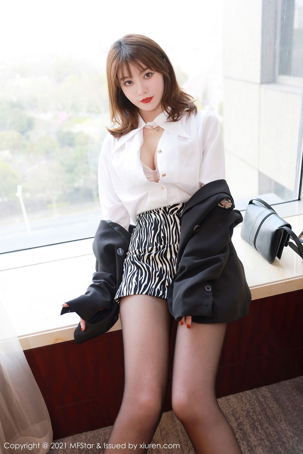 美女模特yoo优优 - 白衬衫+黑丝系列写真