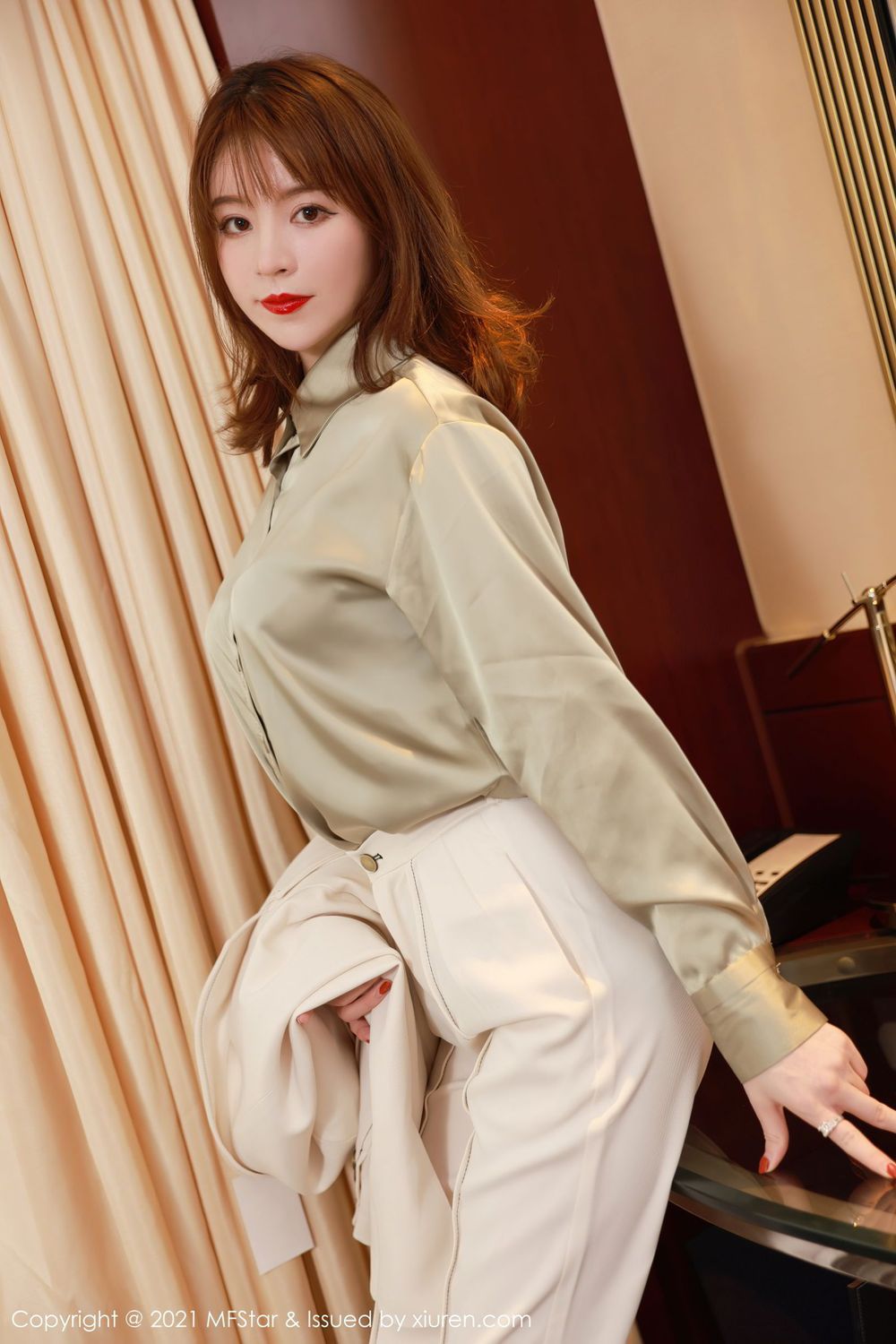 美女模特yoo优优 - 职场西装+豹纹系列写真