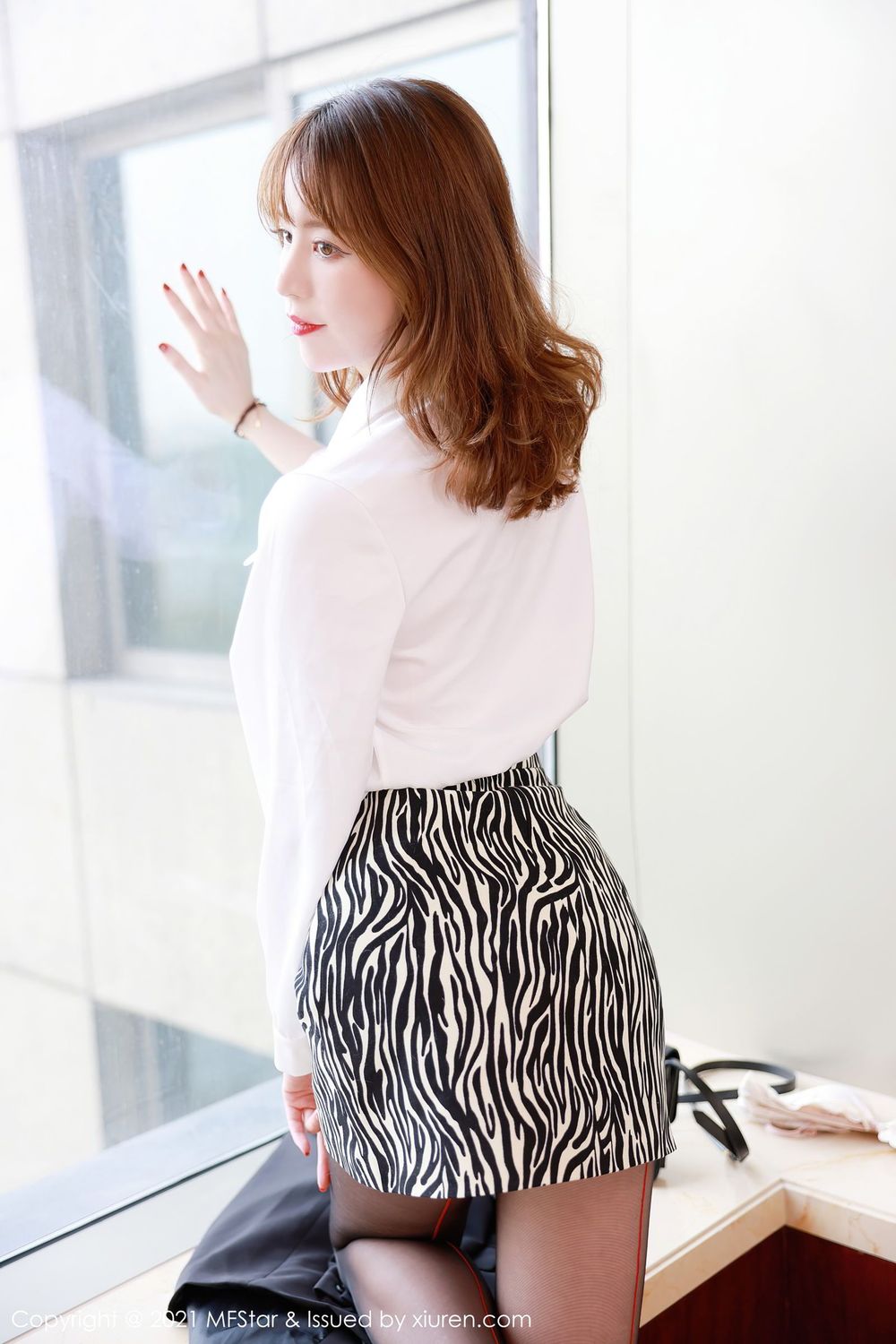 美女模特yoo优优 - 白衬衫+黑丝系列写真