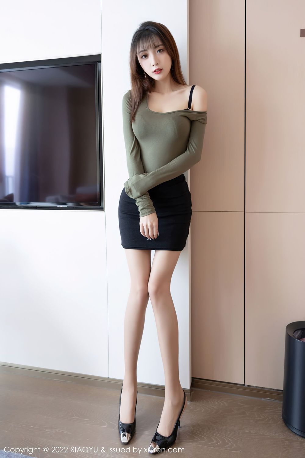 美女模特林星阑 - 收身上衣+超短裙系列写真