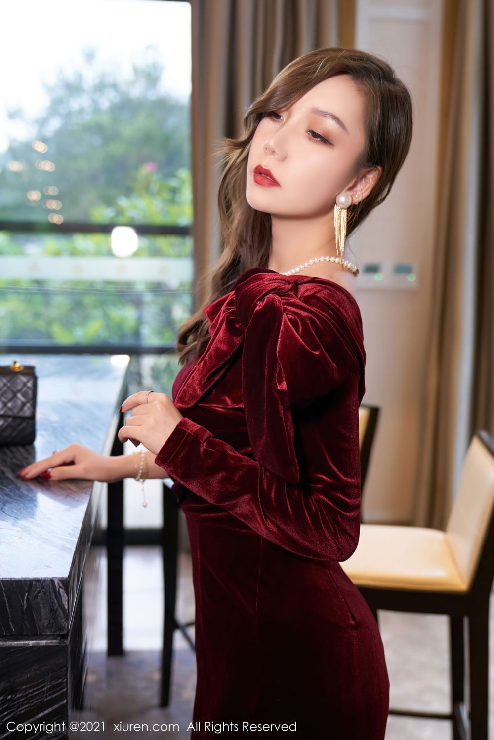 美女模特艾静香 - 猩红礼裙+蕾丝吊袜大理旅拍