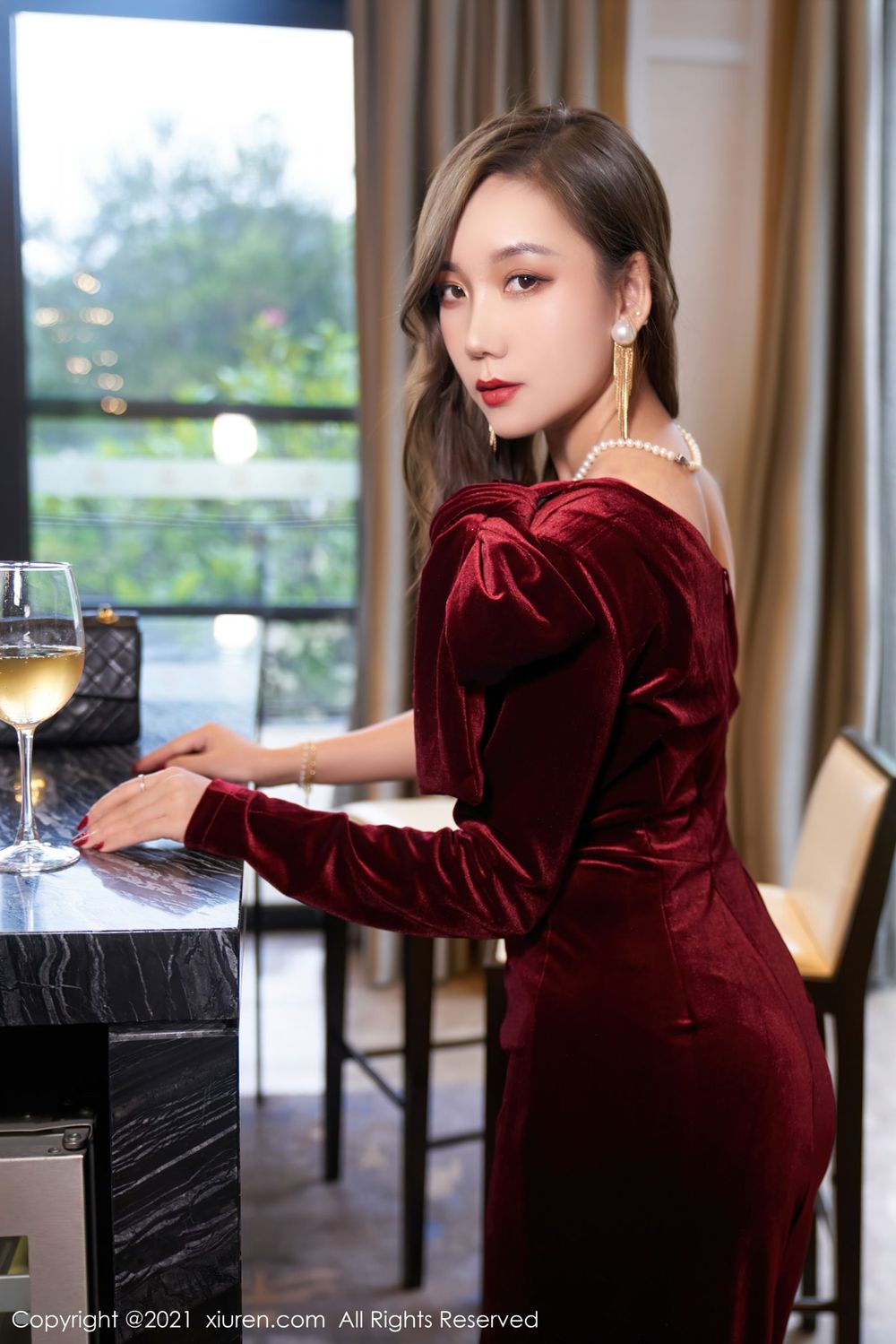 美女模特艾静香 - 猩红礼裙+蕾丝吊袜大理旅拍
