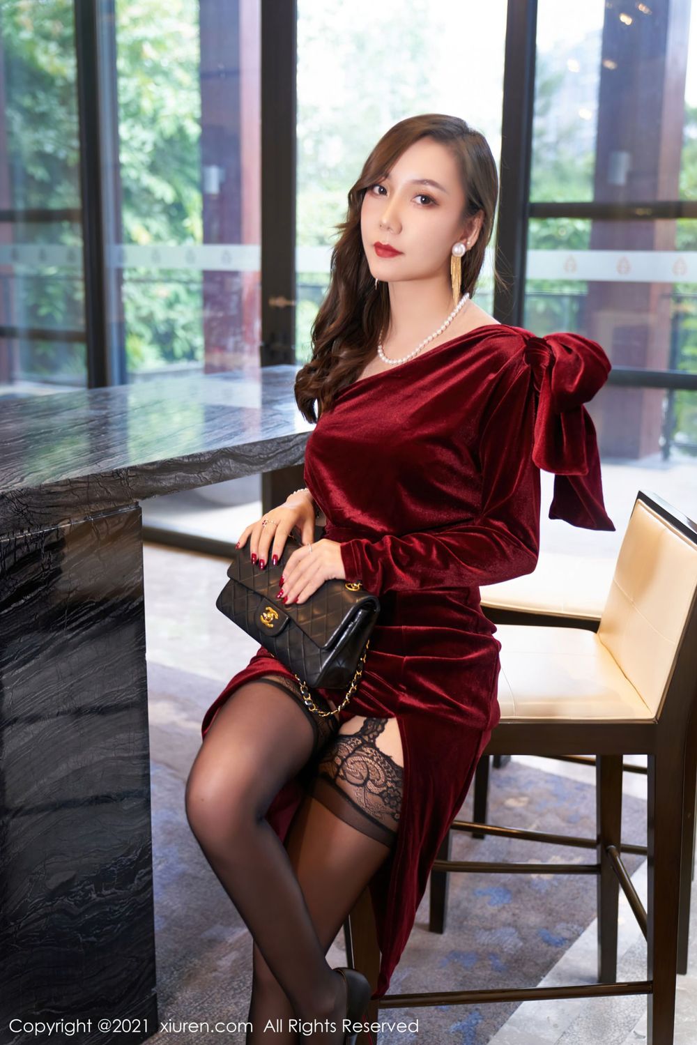 美女模特艾静香 - 猩红礼裙+蕾丝吊袜大理旅拍