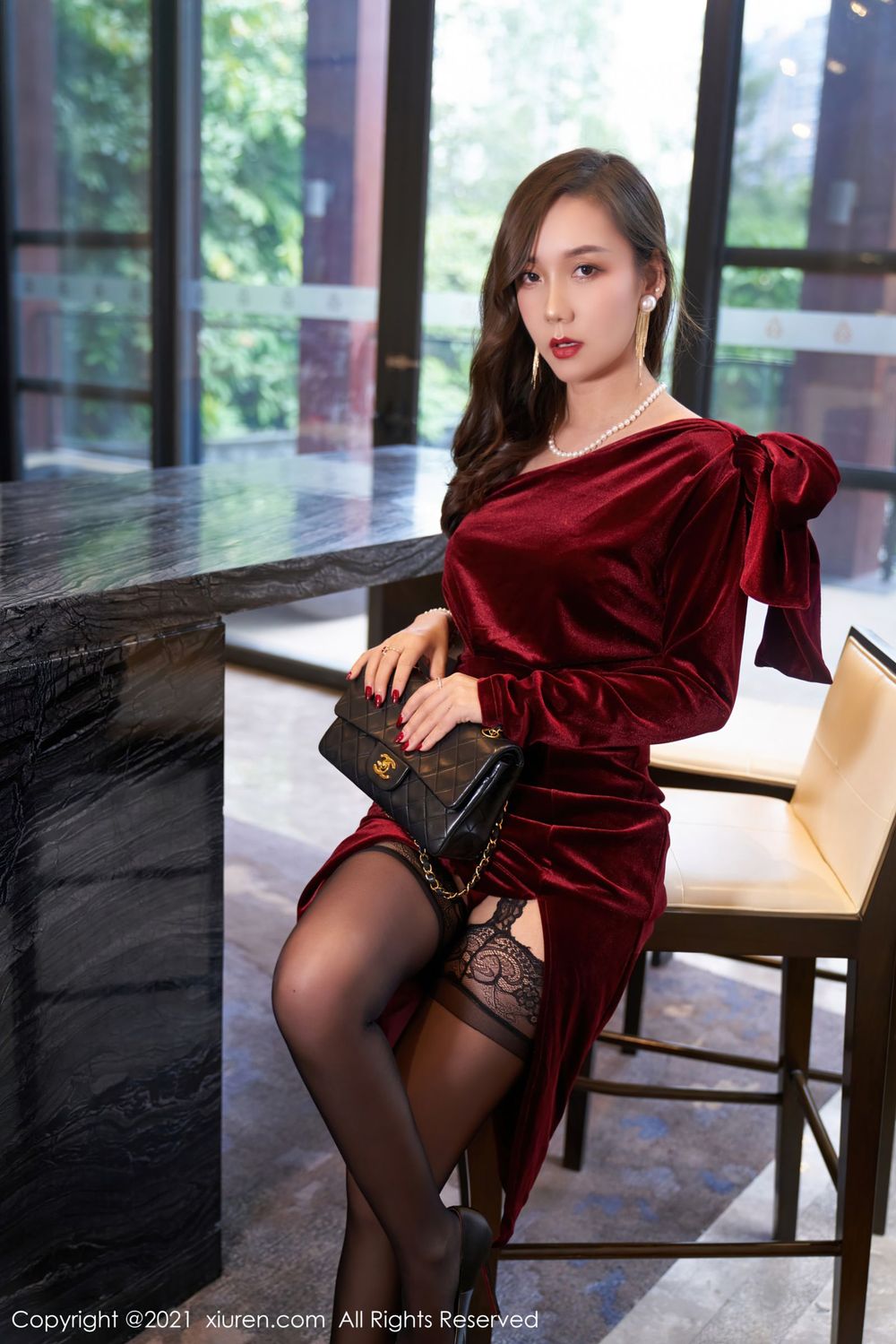 美女模特艾静香 - 猩红礼裙+蕾丝吊袜大理旅拍