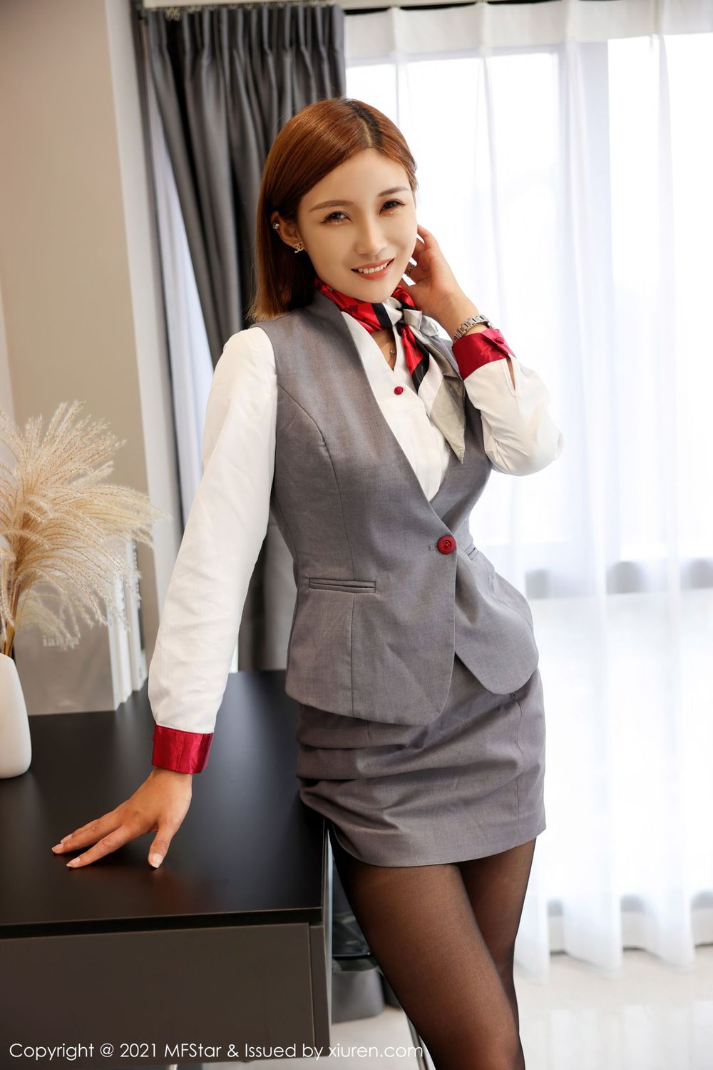 新人模特王蜜 - 职场OL+制服系列清爽写真
