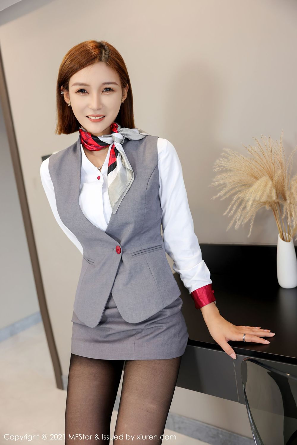 新人模特王蜜 - 职场OL+制服系列清爽写真