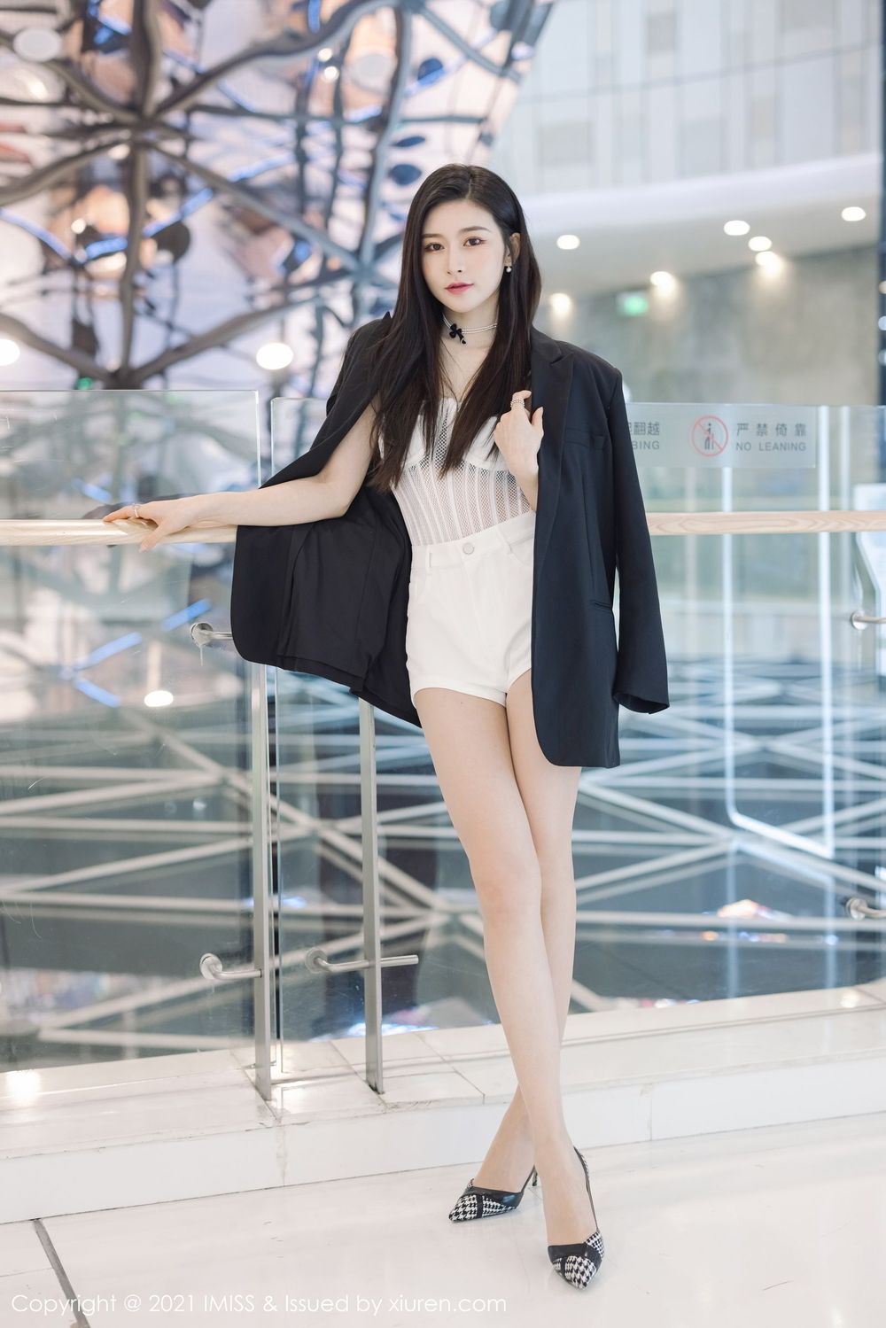 气质美女Vanessa - 白色热裤+街拍系列写真