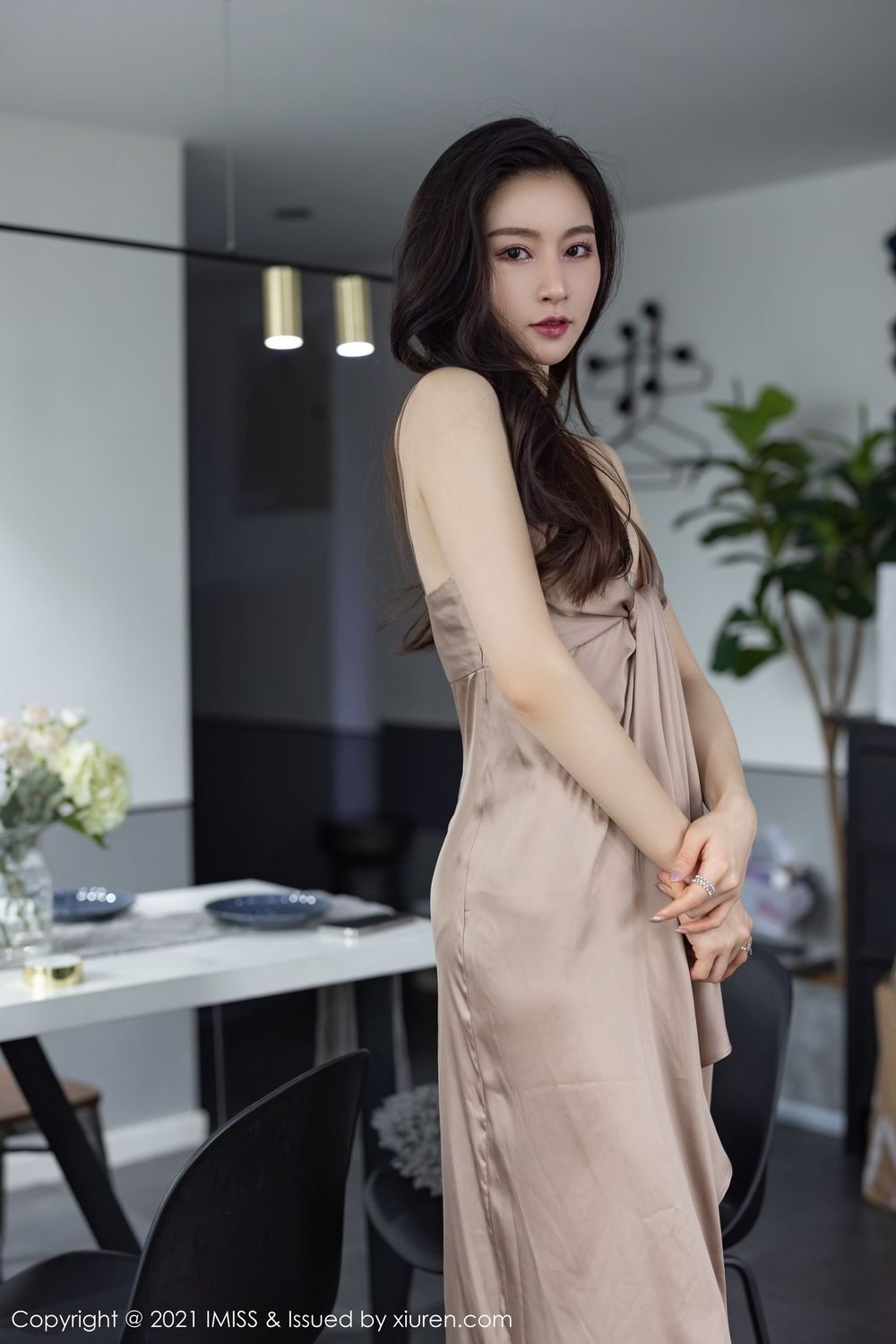 气质美女Vanessa - 多套服饰+美腿系列写真