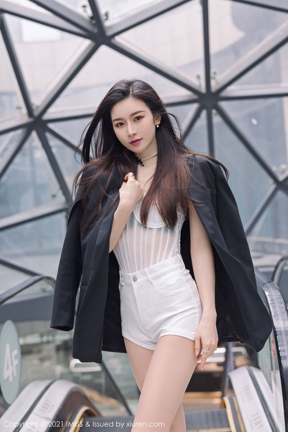 气质美女Vanessa - 白色热裤+街拍系列写真