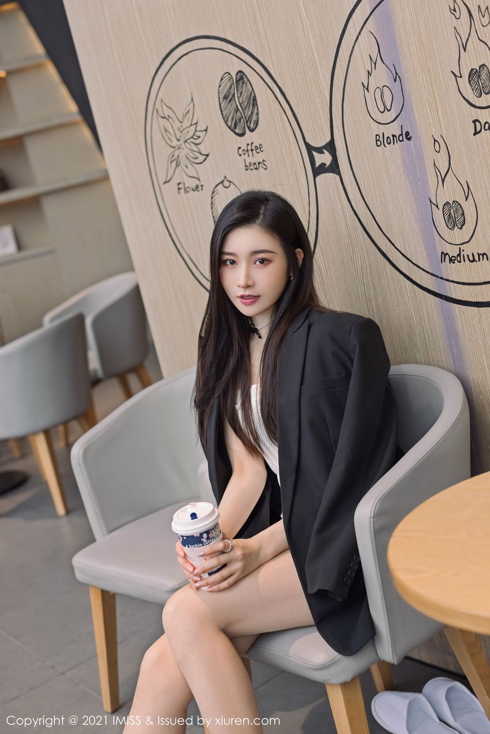 气质美女Vanessa - 白色热裤+街拍系列写真