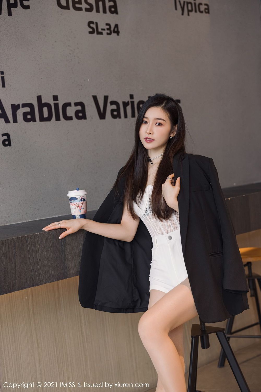 气质美女Vanessa - 白色热裤+街拍系列写真