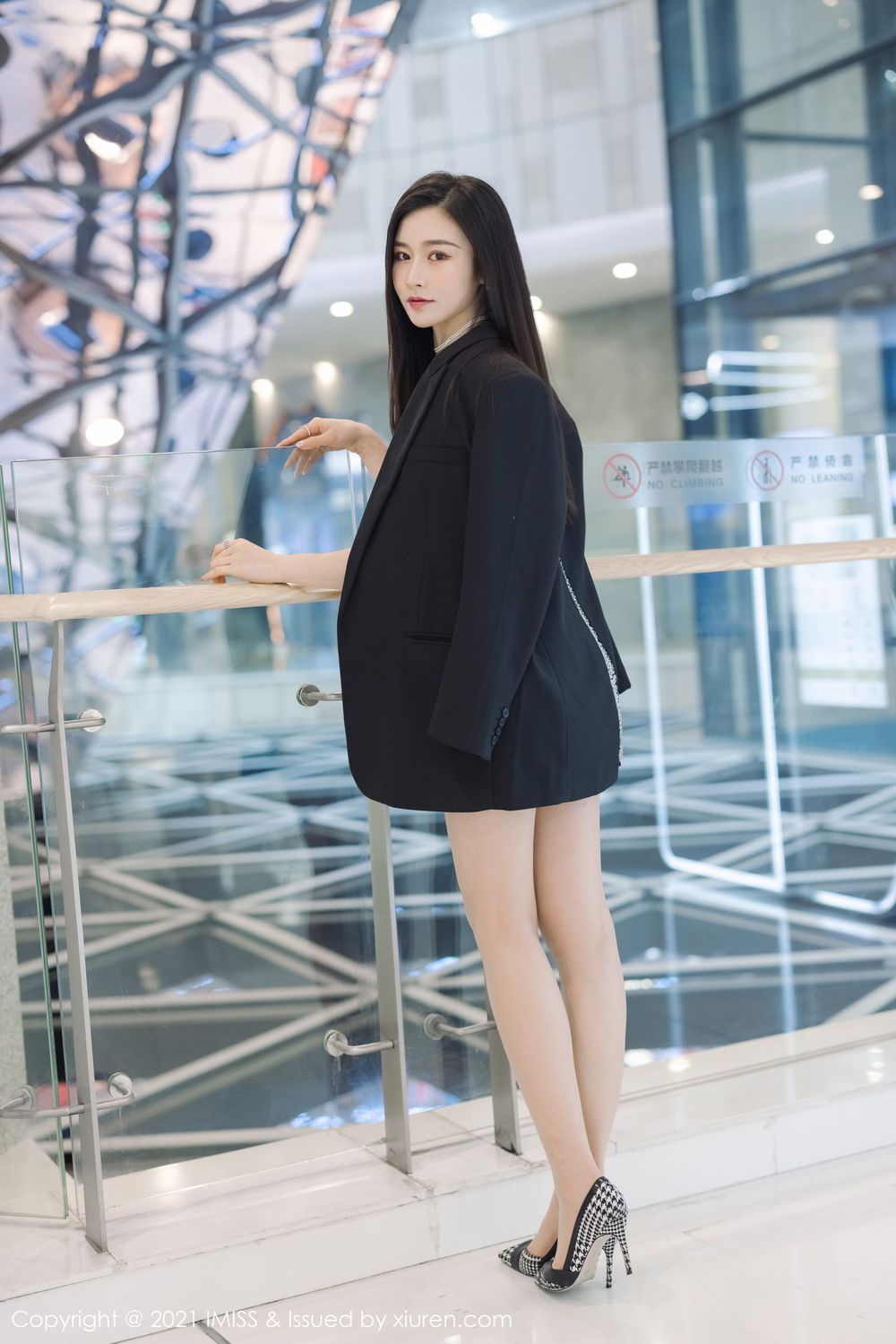 气质美女Vanessa - 白色热裤+街拍系列写真