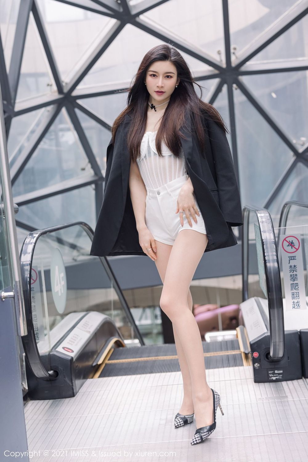 气质美女Vanessa - 白色热裤+街拍系列写真