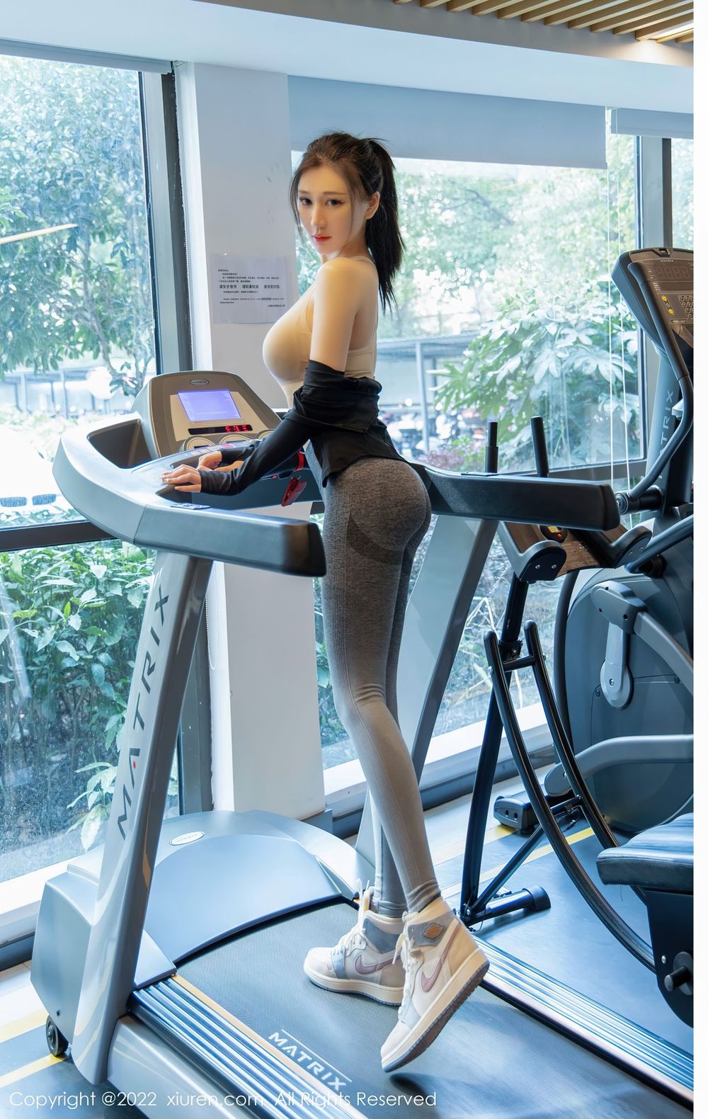 美女模特顾乔楠Cora - 运动上衣+健身房场景写真