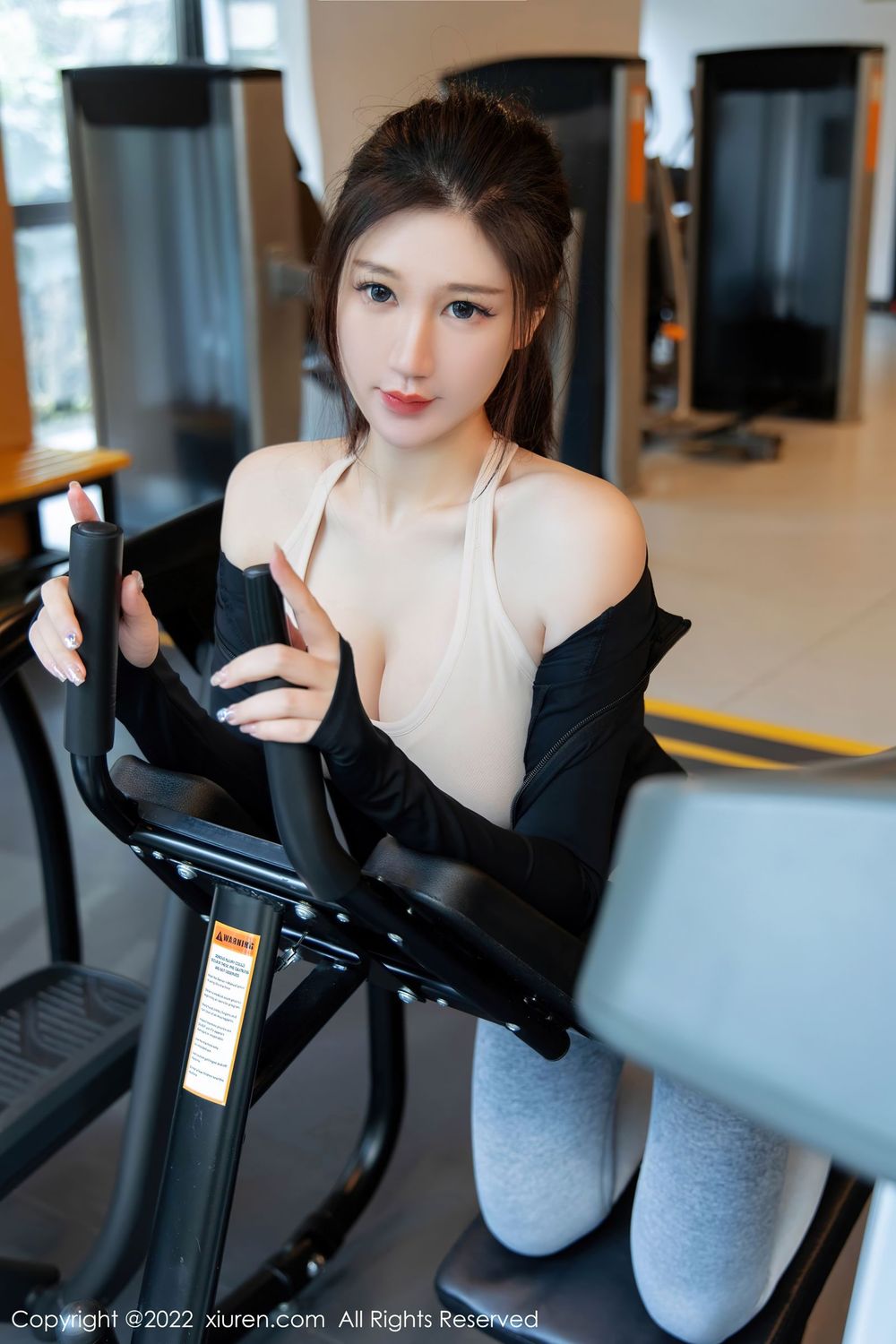 美女模特顾乔楠Cora - 运动上衣+健身房场景写真