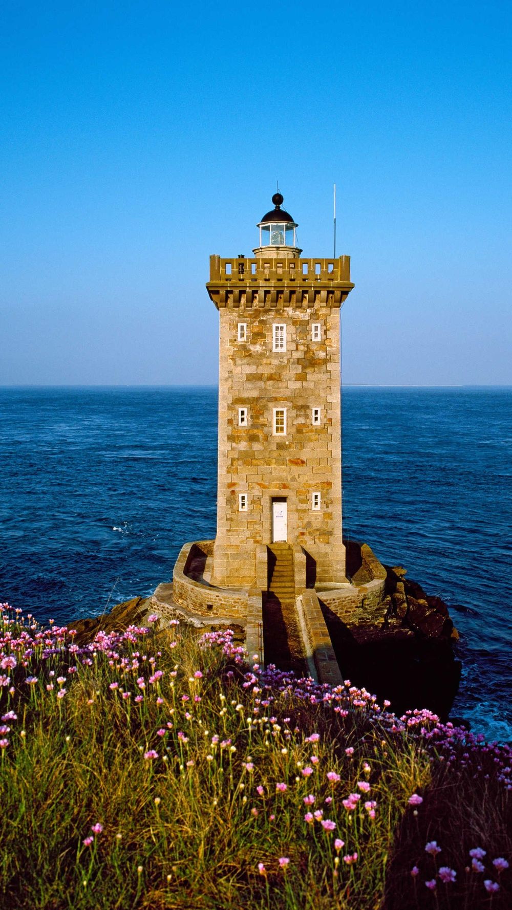 法国布列塔尼的灯塔矗立在海边悬崖