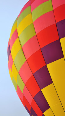色彩鲜艳的热气球上起日起日落高清手机壁纸