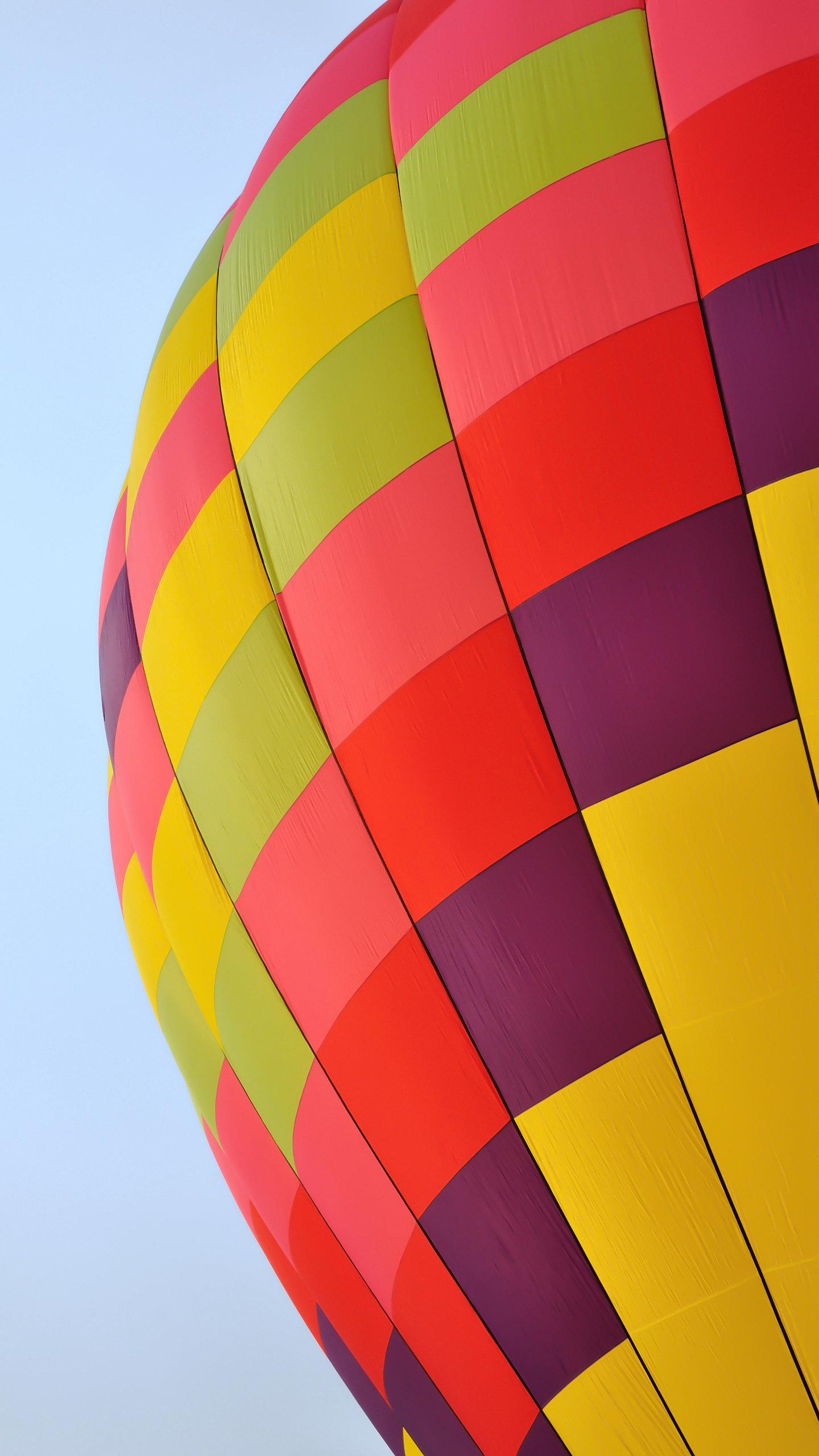 色彩鲜艳的热气球上起日起日落