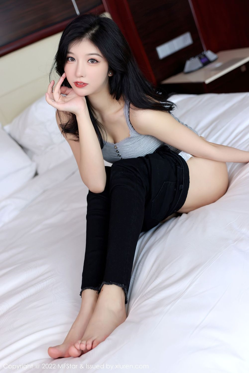 美女模特人间荒糖 - 浅灰色上衣+牛仔裤性感写真