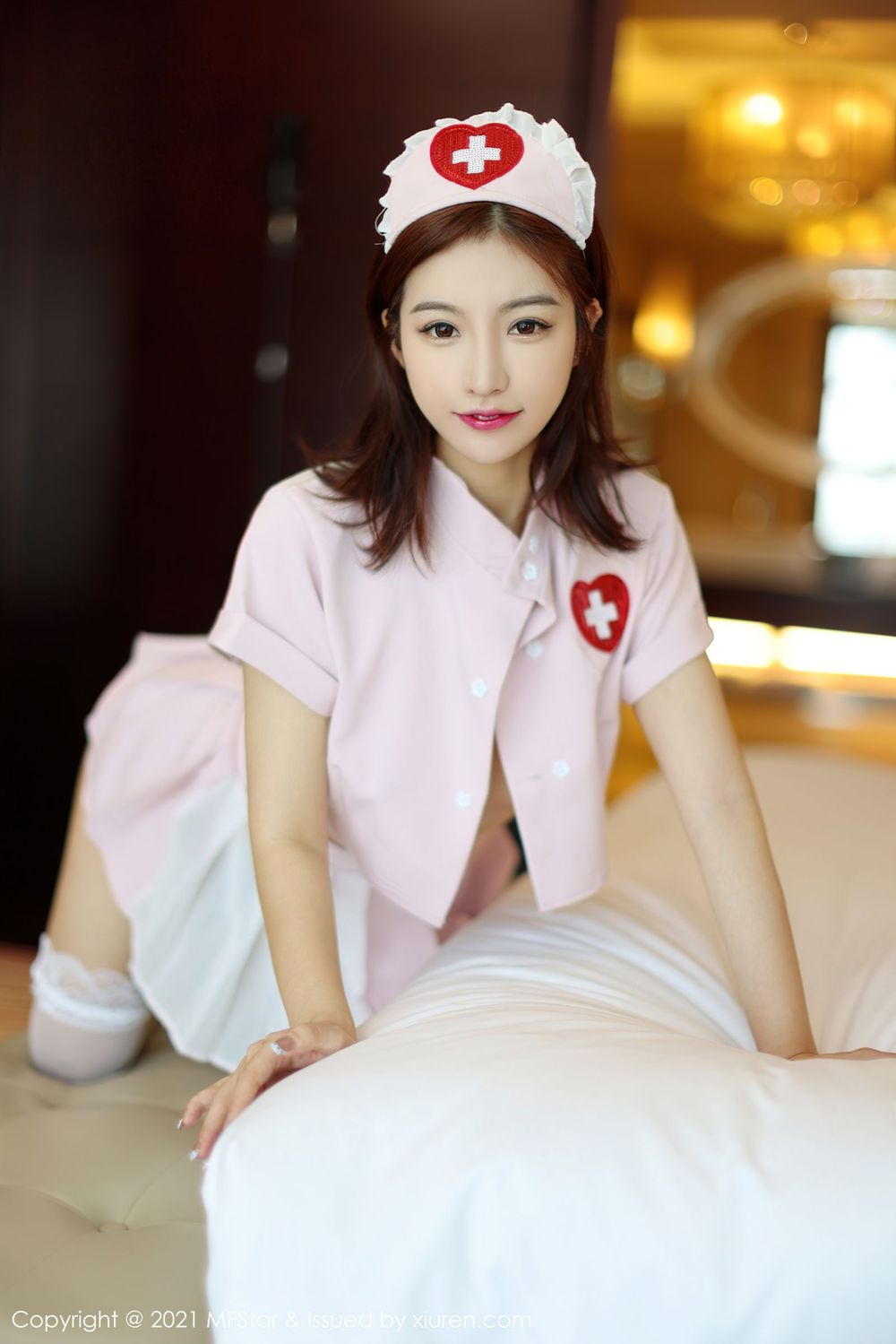 美女模特人间荒糖 - 粉色护士情趣制服娇艳写真