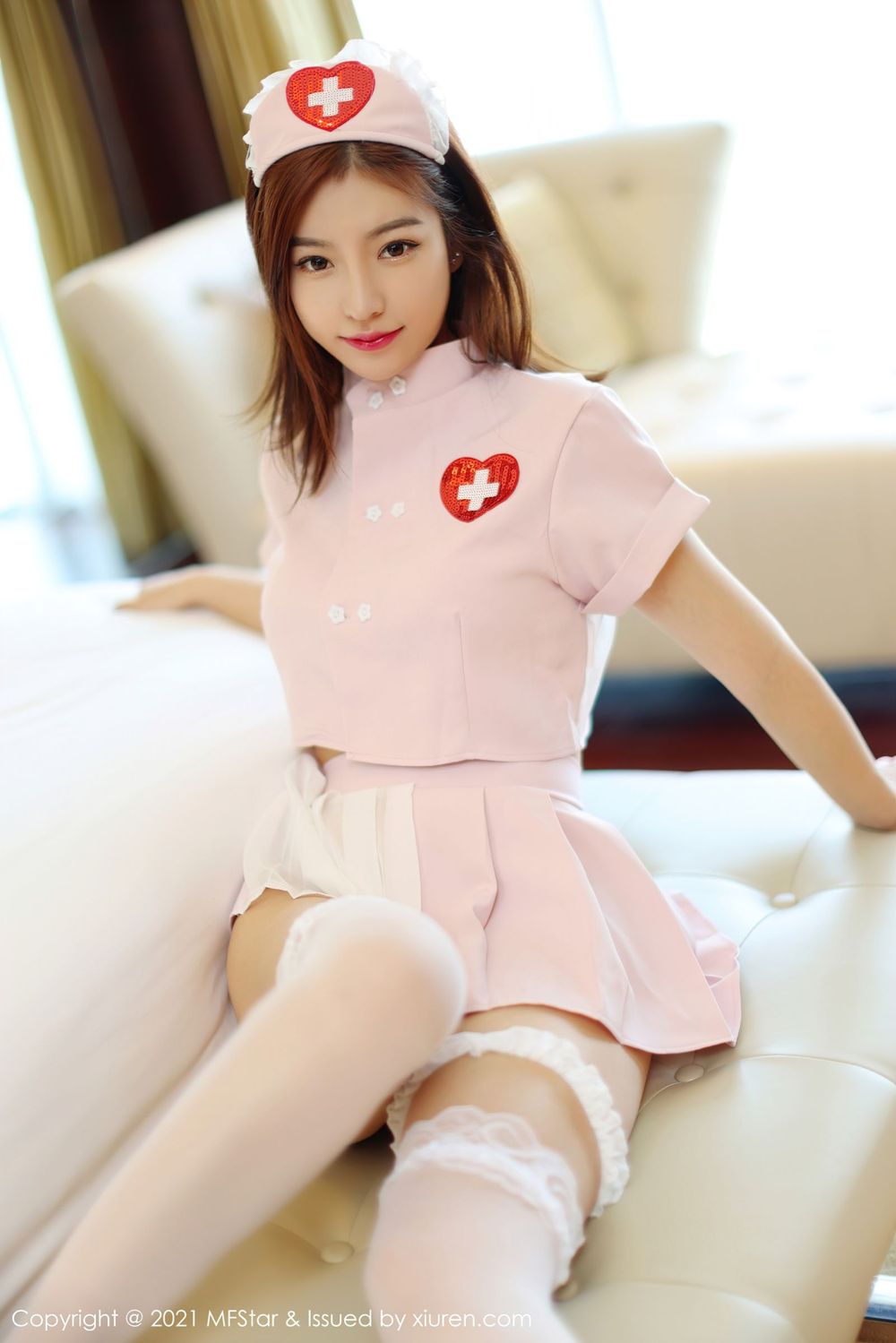 美女模特人间荒糖 - 粉色护士情趣制服娇艳写真