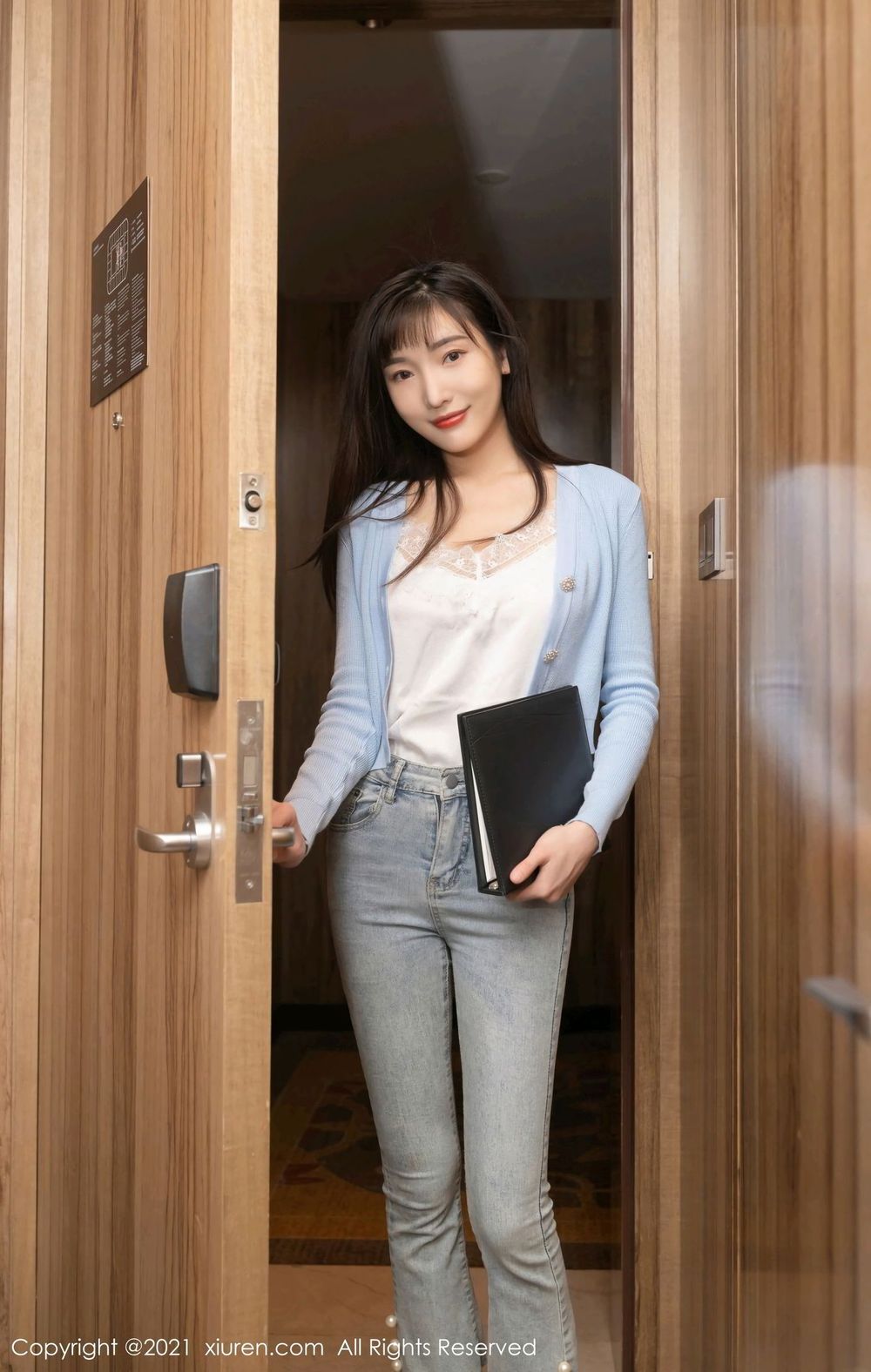 美女模特陆萱萱 - 牛仔裤+遭遇主题性感写真