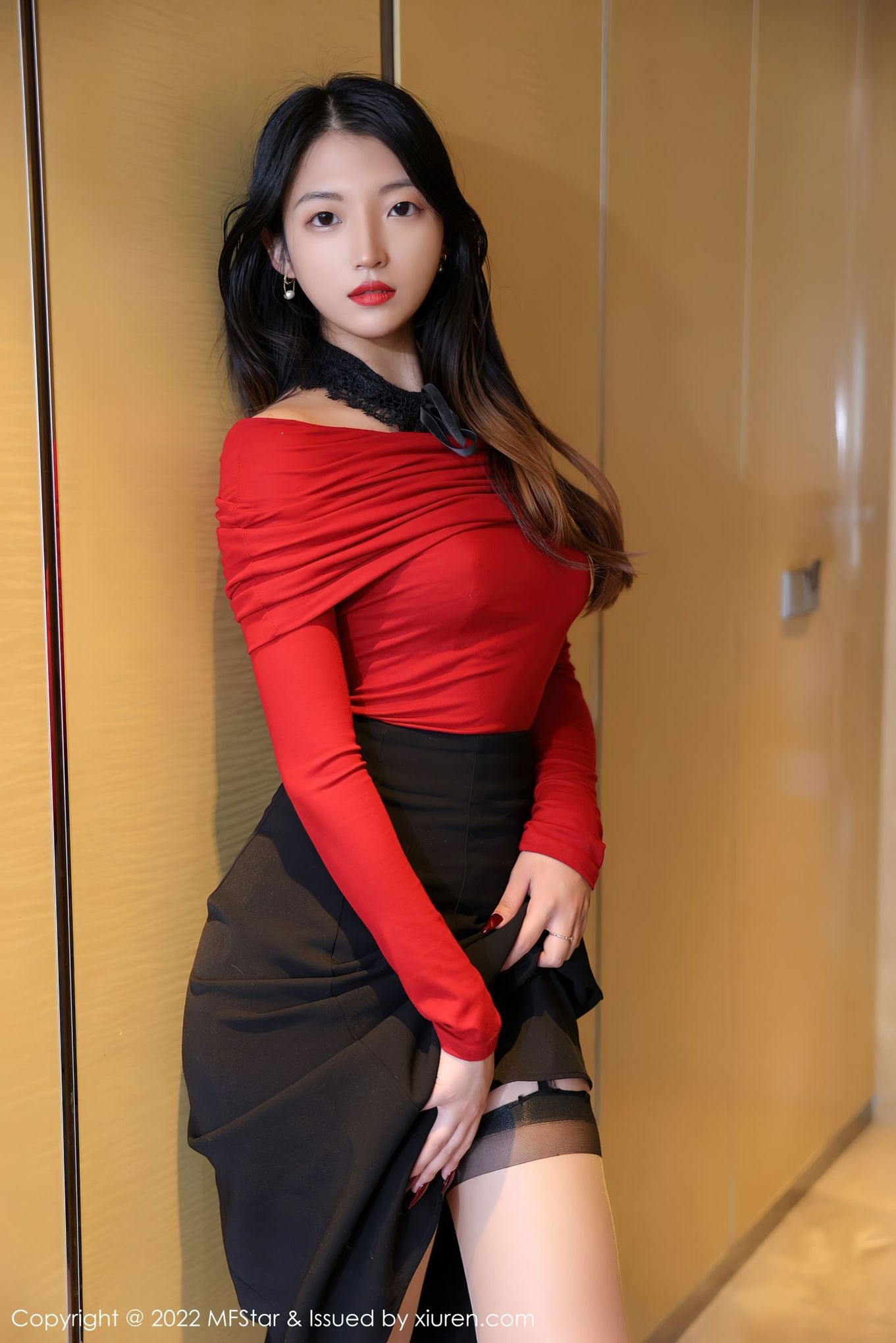 新人模特羽仁鹿 - 红色上衣+黑色短裙系列首套写真