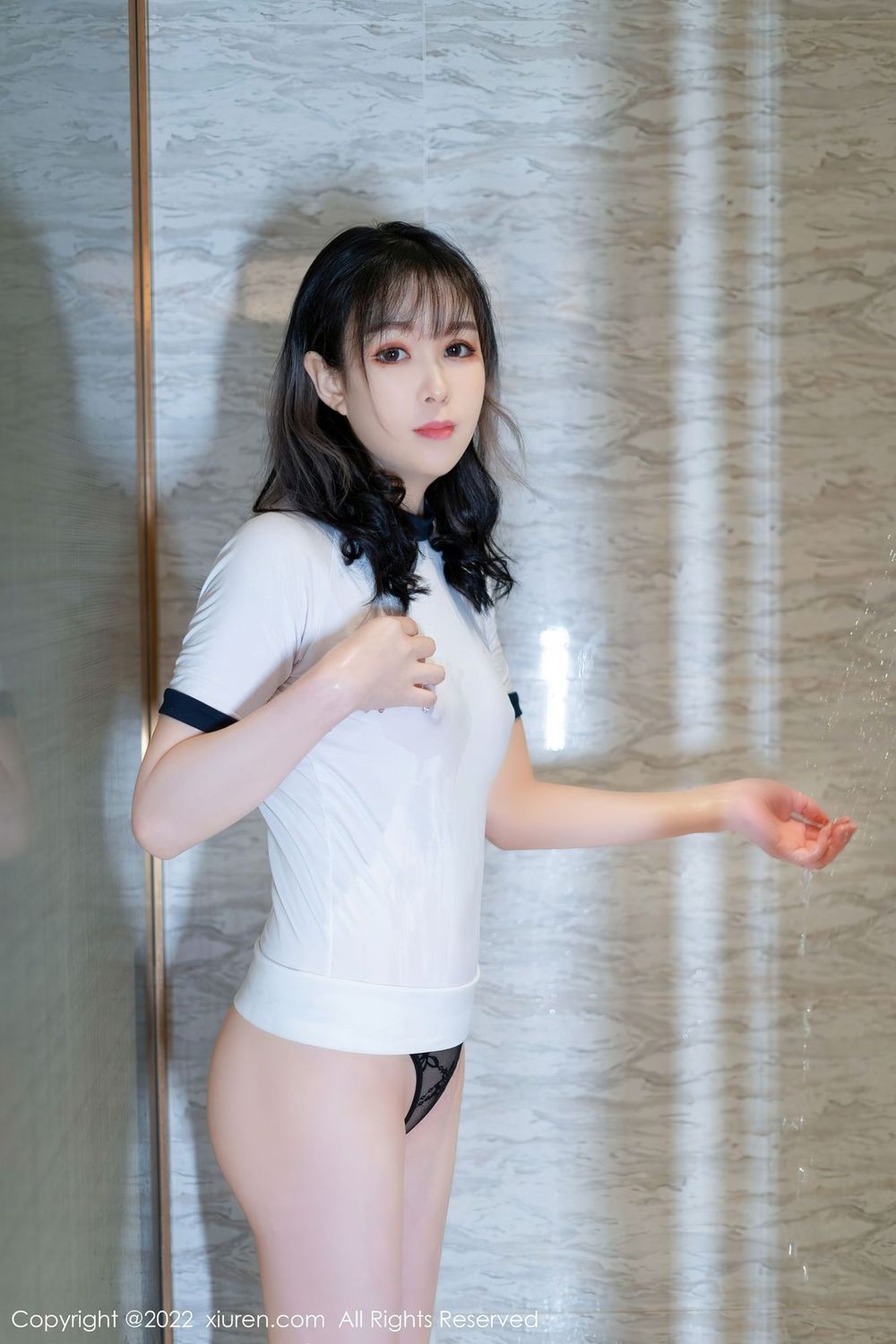 新人模特杨倩倩 - 收身上衣+浴室场景首套写真