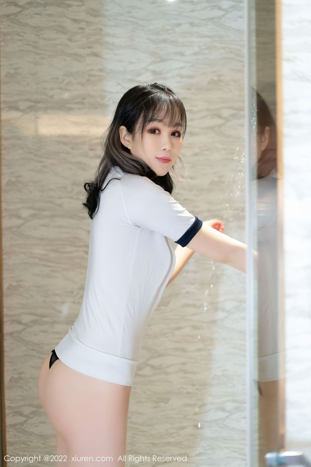 新人模特杨倩倩 - 收身上衣+浴室场景首套写真