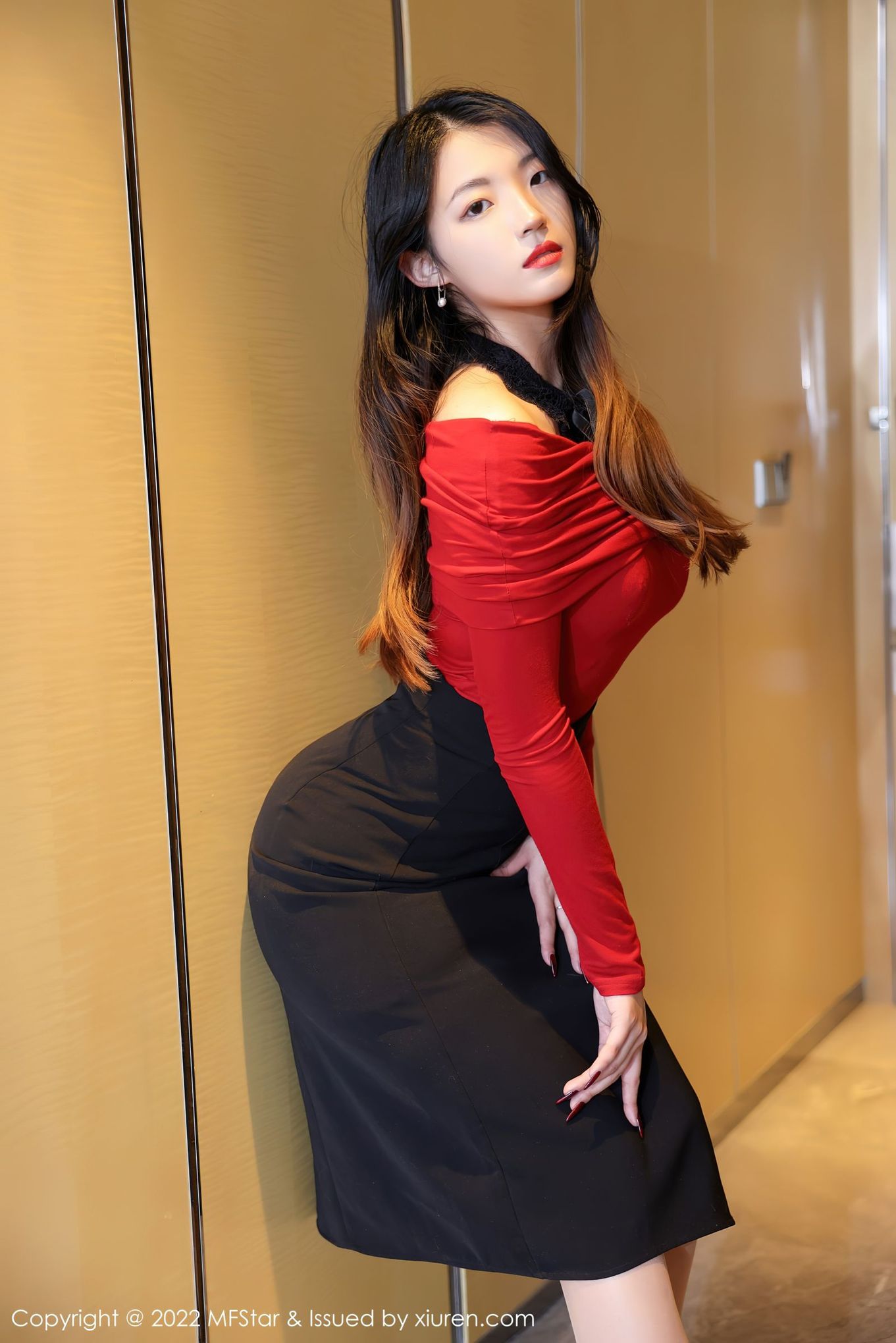 新人模特羽仁鹿 - 红色上衣+黑色短裙系列首套写真